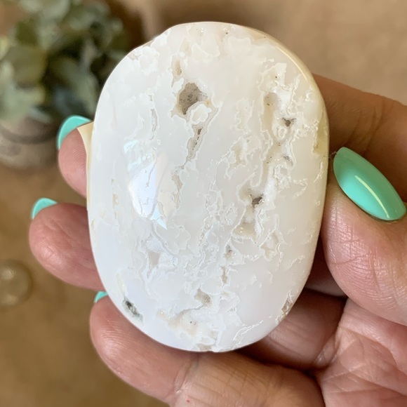 Druzy White Plume Agate Palm Stone - Picture 4 of 4